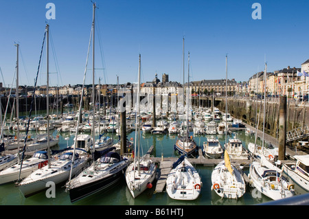 La partie dépendante de la marée du port, entouré de maisons du centre-ville historique, bateaux dans le port, Dieppe Banque D'Images