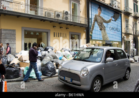 Des monticules de déchets domestiques la collecte dans les rues de Naples, Campanie, Italie, Europe Banque D'Images