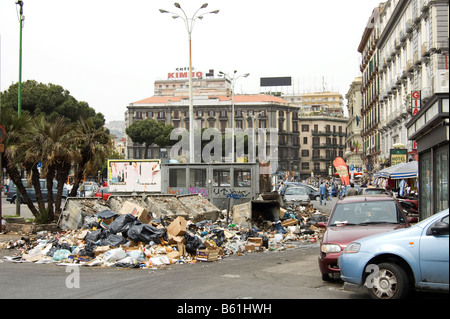 Des monticules de déchets domestiques la collecte dans les rues de Naples, Campanie, Italie, Europe Banque D'Images