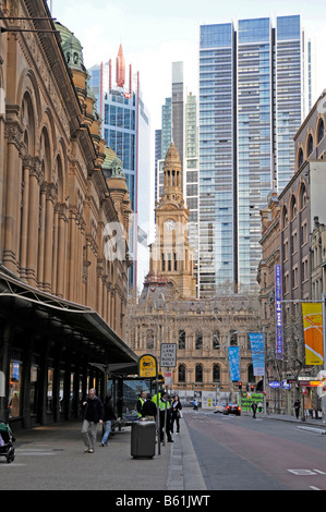 Victorian tour de l'ancien hôtel de ville de Sydney en face des gratte-ciel, Sydney, Australie Banque D'Images