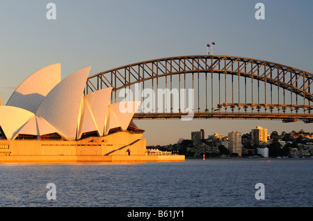 Opéra de Sydney et le Harbour Bridge au lever du soleil, Sydney, Australie Banque D'Images