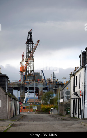 Ocean Princess Oil exploration Platform and extraction Rig, Maisons à Invergordon dockland Street, Cromarty Firth, Écosse, royaume-uni Banque D'Images