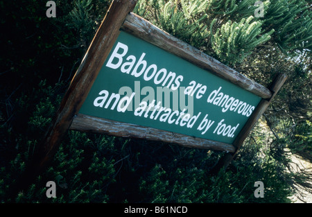 Comportement animal, signe d'avertissement, les babouins sont dangereux et la nourriture attirée, parc national de Table Mountain, le Cap, Afrique du Sud, sécurité, Voyage Banque D'Images