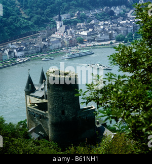 Burg Katz sur le Rhin avec St Goar derrière elle, en Allemagne.En 1435, les Comtes de Katzenelnbogen furent les premiers à planter Riesling Banque D'Images