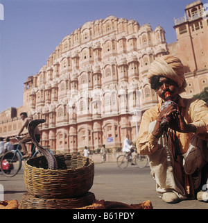 Jaipur, Inde, charmeur de serpent avant d'Hawa Mahal (temple des vents) pratique son art. Banque D'Images