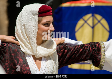Femme dansant une danse traditionnelle en costume traditionnel. Banque D'Images