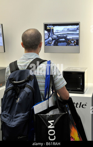 Un visiteur en face d'un jeu vidéo, Radio International Exhibition ifa, Berlin, Germany, Europe Banque D'Images