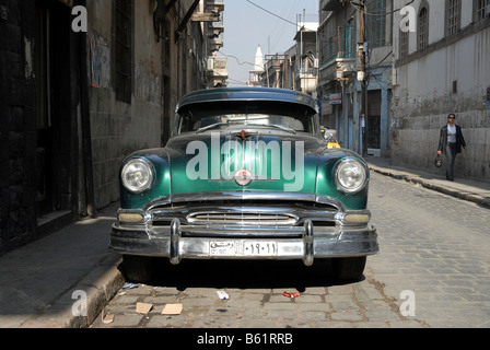 Voiture d'époque dans le centre historique de la ville de Damas, en Syrie, au Moyen-Orient, en Asie Banque D'Images