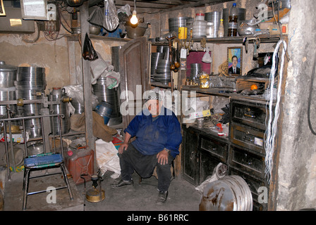 Ferblantier dans son atelier, centre historique de la ville de Damas, en Syrie, au Moyen-Orient, en Asie Banque D'Images