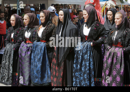 Les jeunes femmes portant des costumes traditionnels à Cavalcata Sarda Festival à Sassari, Sardaigne, Italie, Europe Banque D'Images