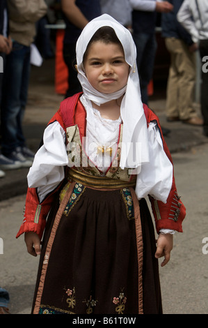 Jeune fille portant des costumes traditionnels à Cavalcata Sarda Festival à Sassari, Sardaigne, Italie, Europe Banque D'Images