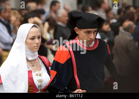 Couple portant des costumes traditionnels à cavalcata sarda festival à Sassari, Sardaigne, Italie, Europe Banque D'Images