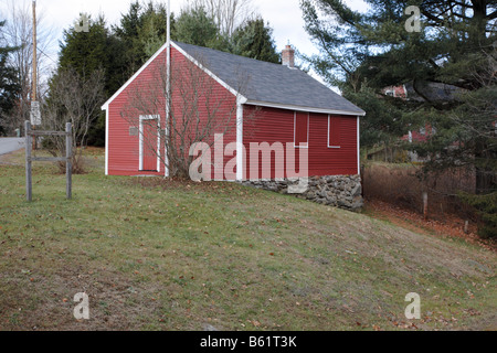 La petite école rouge durant les mois d'automne situé à Newport New Hampshire USA Banque D'Images