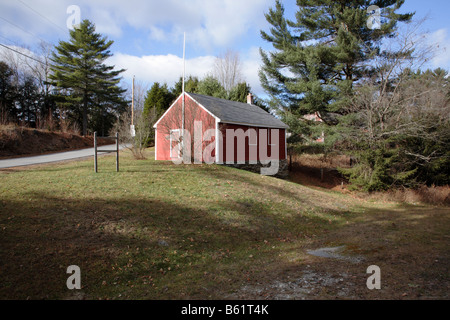 La petite école rouge durant les mois d'automne situé à Newport New Hampshire USA Banque D'Images