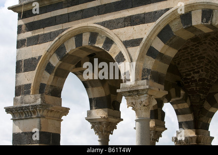 Détail de la façade de la Basilique della Santissima Trinità di Saccargia, la Basilique de la Sainte Trinité de Saccargia, entre Banque D'Images