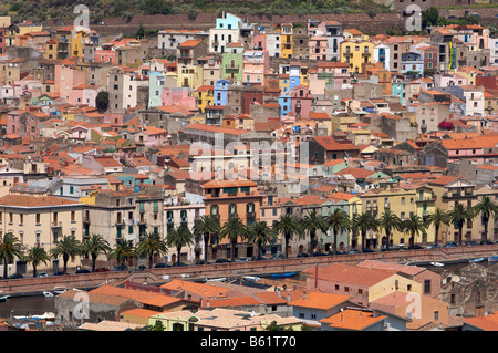 Vue sur le centre historique de la ville de Bosa, Sardaigne, Italie, Europe Banque D'Images