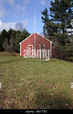 La petite école rouge durant les mois d'automne situé à Newport New Hampshire USA Banque D'Images