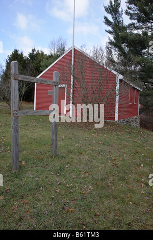 La petite école rouge durant les mois d'automne situé à Newport New Hampshire USA Banque D'Images