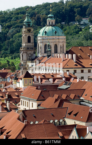 Dôme de l'église Saint-Nicolas vue sur les toits de Prague, République Tchèque, Europe Banque D'Images