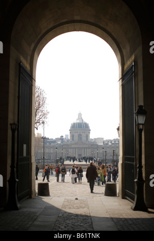 Une vue de l'Institut de France et le Pont des Arts à partir d'une cour de la musée du Louvre à Paris Banque D'Images