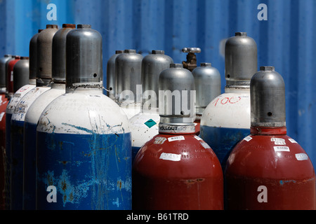 Les bouteilles de gaz comprimé avec de l'oxygène et l'acétylène pour le soudage au gaz, détail, chantier, Krefeld-Uerdingen, Amérique du Rhine-Westpha Banque D'Images