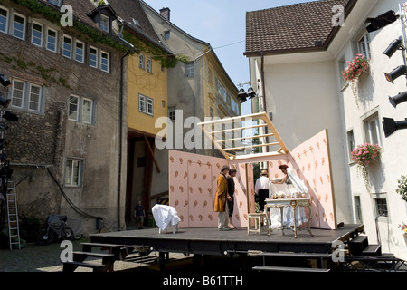 Répétitions sur une scène en plein air entre les vieilles maisons, Oberstadt von Bregenz, Vorarlberg, Autriche, Europe Banque D'Images