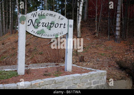 Bienvenue à Newport signe sur la Route 10, situé à Newport New Hampshire USA qui fait partie de la Nouvelle Angleterre Banque D'Images