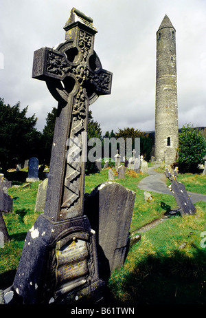 Glendalough, monastery ruins, tour ronde et croix celtique, grave yard, comté de Wicklow, Irlande, Europe Banque D'Images