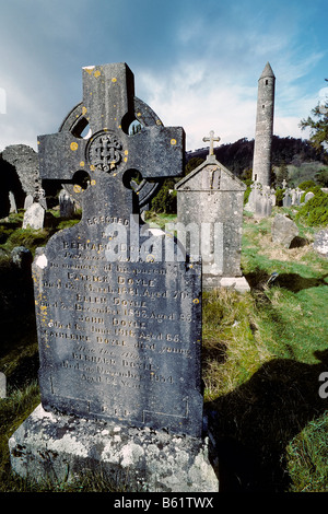 Glendalough, monastery ruins, vieille pierre tombale avec croix celtique, tour ronde, comté de Wicklow, Irlande, Europe Banque D'Images