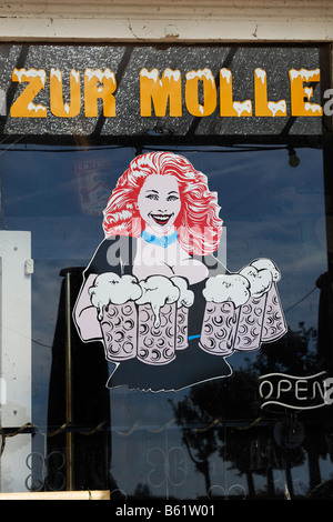 Grand-breasted noodles cruches de bière, appelée figure sur une vitre, ostalgie Zur taverne Molle, Seebad Bansin, Usedom Isla Banque D'Images