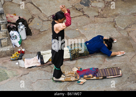 Les pèlerins eux-mêmes se prosterner devant le Temple du Jokhang à Lhassa au Tibet Quartier du Barkhor. JMH3728 Banque D'Images