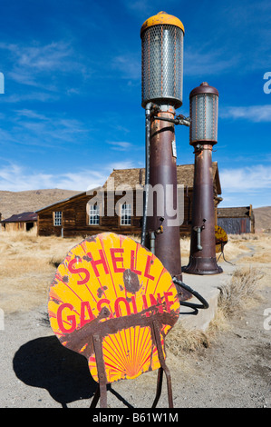 Pompes à essence à l'extérieur de Boone stocker dans le ming d'or ville fantôme de Bodie, près de Bridgeport, la Sierra Nevada, en Californie, USA Banque D'Images