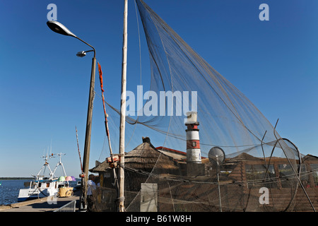 Les filets de pêche en train de sécher dehors, Kaminke Harbour, le lagon et la baie de Stettin, Usedom Island, Mecklembourg-Poméranie-Occidentale, de la mer Baltique S Banque D'Images