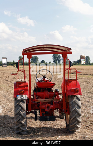 Vintage tracteur dans un champ, Porsche diesel, Angermunder Treckerfreunde, Düsseldorf, Rhénanie du Nord-Westphalie, Allemagne, Europe Banque D'Images