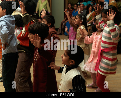 Les enfants de la danse à la musique Bangra célébrations du Diwali Wandsworth Town Hall Banque D'Images