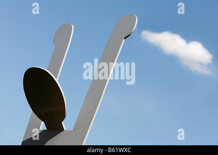 Homme abstrait avec bras levés devant le ciel, sculpture de métal par Keith Haring, détail, Ludwig Gallery, Oberhausen, Palace Banque D'Images