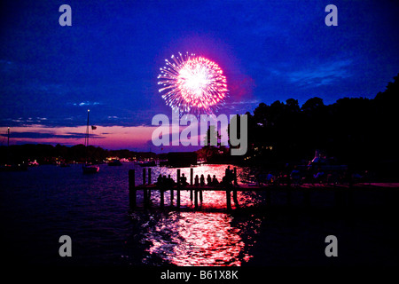 Les gens regardent le feu d'artifice sur l'eau à Irvington, va le mercredi 4 juillet 2007. Banque D'Images