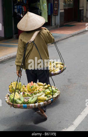 Commerçant de la rue vietnamienne portant un chapeau conique leaf, Ho Chi Minh City, Vietnam Banque D'Images