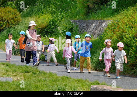 Les enfants de la maternelle, Youchien 2-5 ans au cours d'une excursion le long de la rivière Kamu, Kyoto, Japon, Asie Banque D'Images
