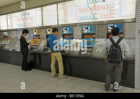 Les passagers en face de l'achat de billets à des automates le métro, Kyoto, Japon, Asie Banque D'Images