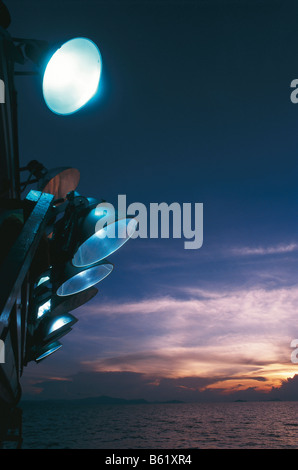 36 000 watts de lumière de senneur au coucher du soleil Banque D'Images