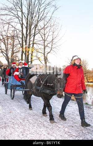 Parade du Père Noël avec chariot à cheval célébration de Noël traditionnel suédois Banque D'Images