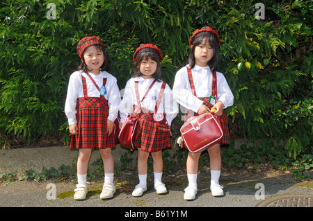 Trois jeunes filles dans l'uniforme d'un corps d'élite de l'école maternelle à Kyoto, Japon, Asie Banque D'Images