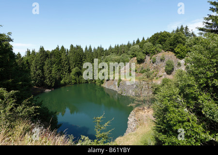 Lac près de basalte, Riedenberg Tintenfass der Rhoen, Schwarze Berge, Rhoen, Basse Franconie, Bavière, Allemagne, Europe Banque D'Images