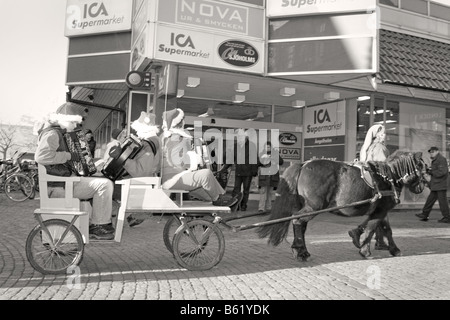 Parade du Père Noël suédois avec cheval et une charrette svensk tomteparad med häst och vagn Banque D'Images