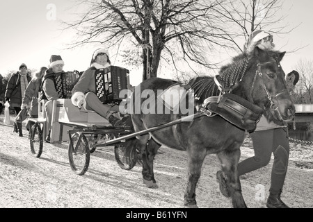 Parade du Père Noël avec chariot à cheval célébration de Noël traditionnel suédois svensk tomteparad med häst och vagn s/v/b Banque D'Images