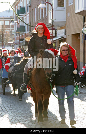 Parade du Père Noël suédois avec cheval et une charrette svensk tomteparad med häst och vagn Banque D'Images