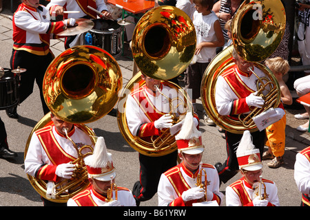 Cortège historique, les hommes jouant le sousaphone, 1. Marching Band allemand le Sound de Francfort, Rakoczi Festival, Bad Kissingen, Banque D'Images