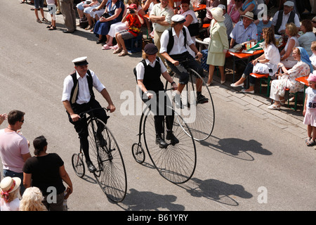 Penny Farthing-cyclistes, cortège historique, Rakoczi Festival, Bad Kissingen, Rhoen, Basse Franconie, Bavière, Allemagne, Europe Banque D'Images