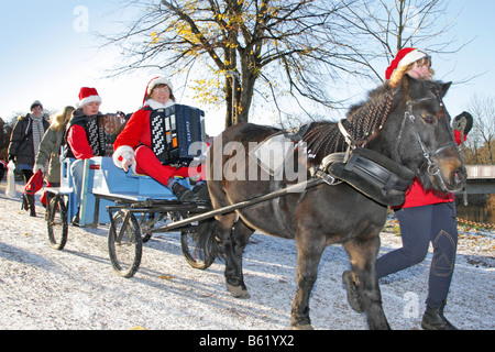 Parade du Père Noël avec chariot à cheval célébration de Noël traditionnel suédois Banque D'Images